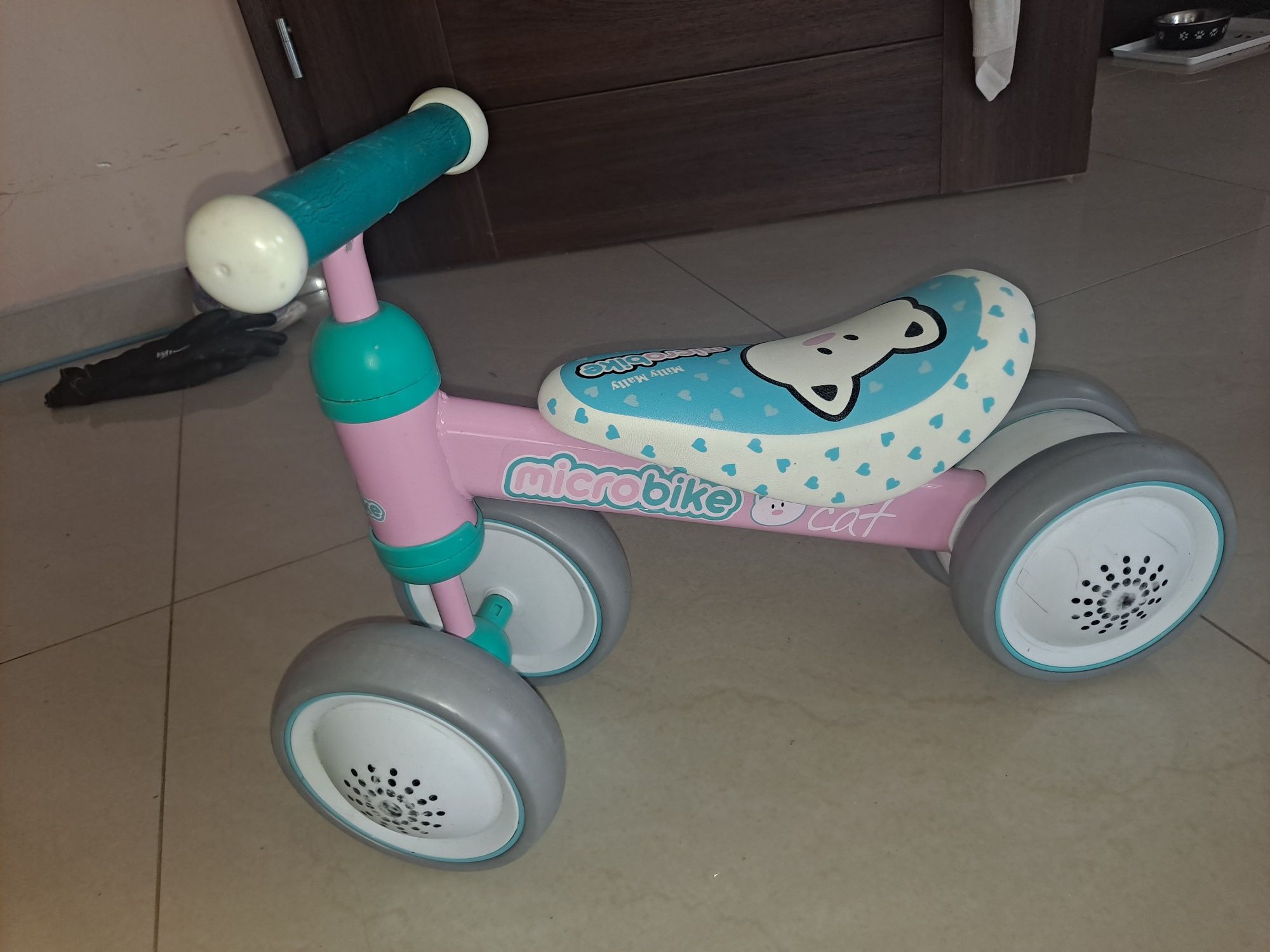 Rowerek biegowy mały microbike cat miały mally