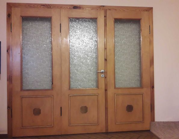 Stare drewniane drzwi trzyskrzydłowe.