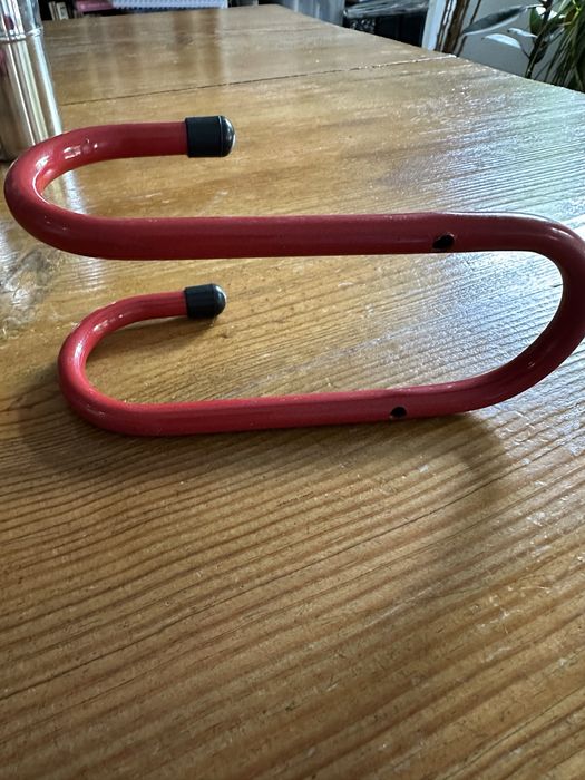 Suporte metalico para bicicleta ou mangueira  ou para pendurar. Novo