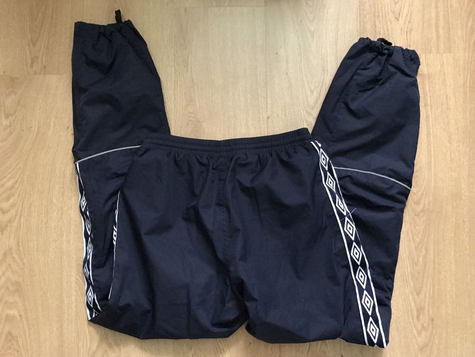Granatowe dresy Umbro ze ściągaczami