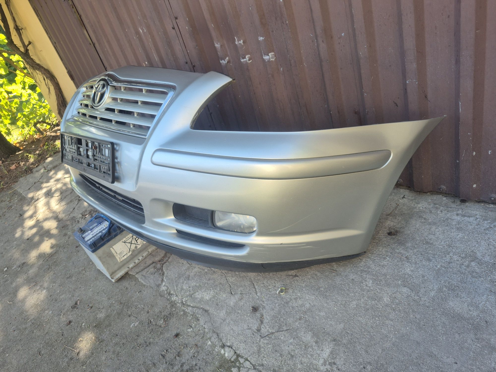 ZDERZAK przedni Toyota Avensis II T25 1C0
