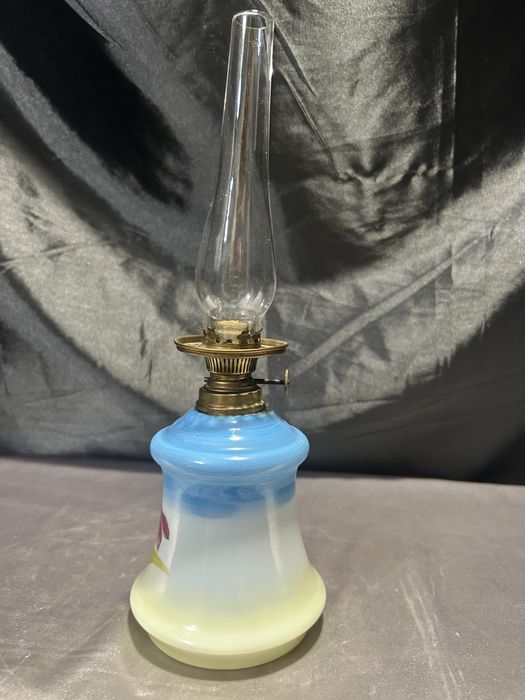 Szklana lampa naftowa – ręcznie malowana – sprawna