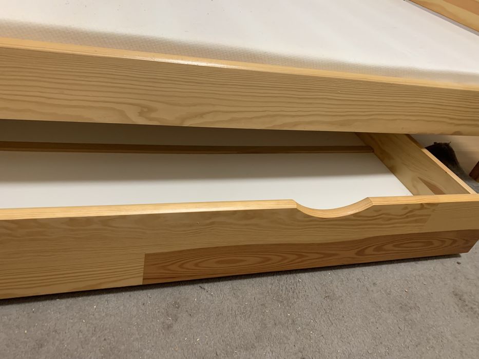 Drewniane sosnowe łóżko z szufladą na pościel i materacem