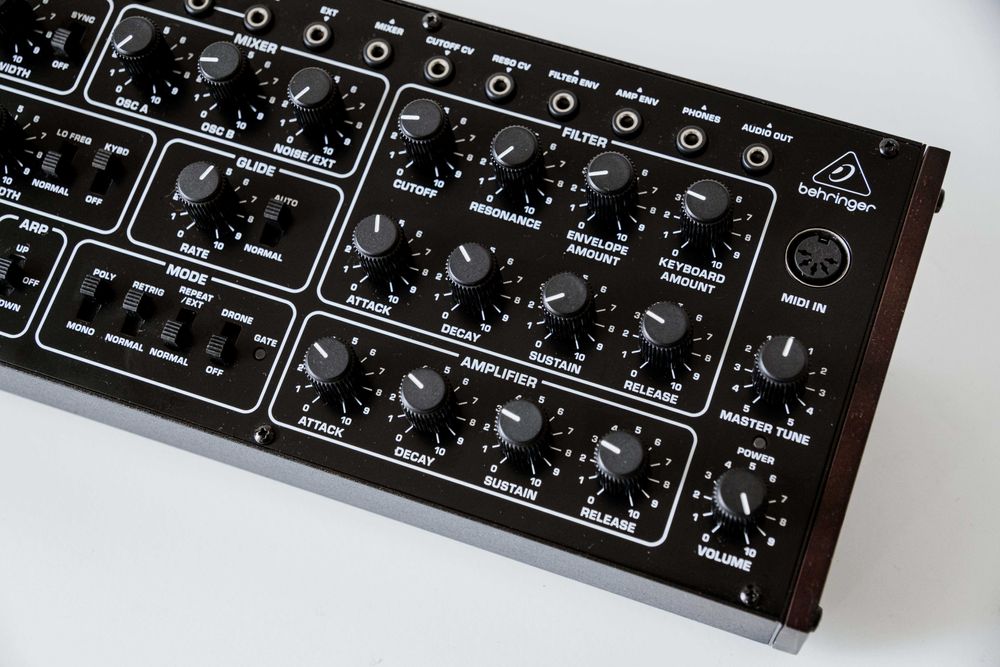 Sintetizador Behringer Pro One