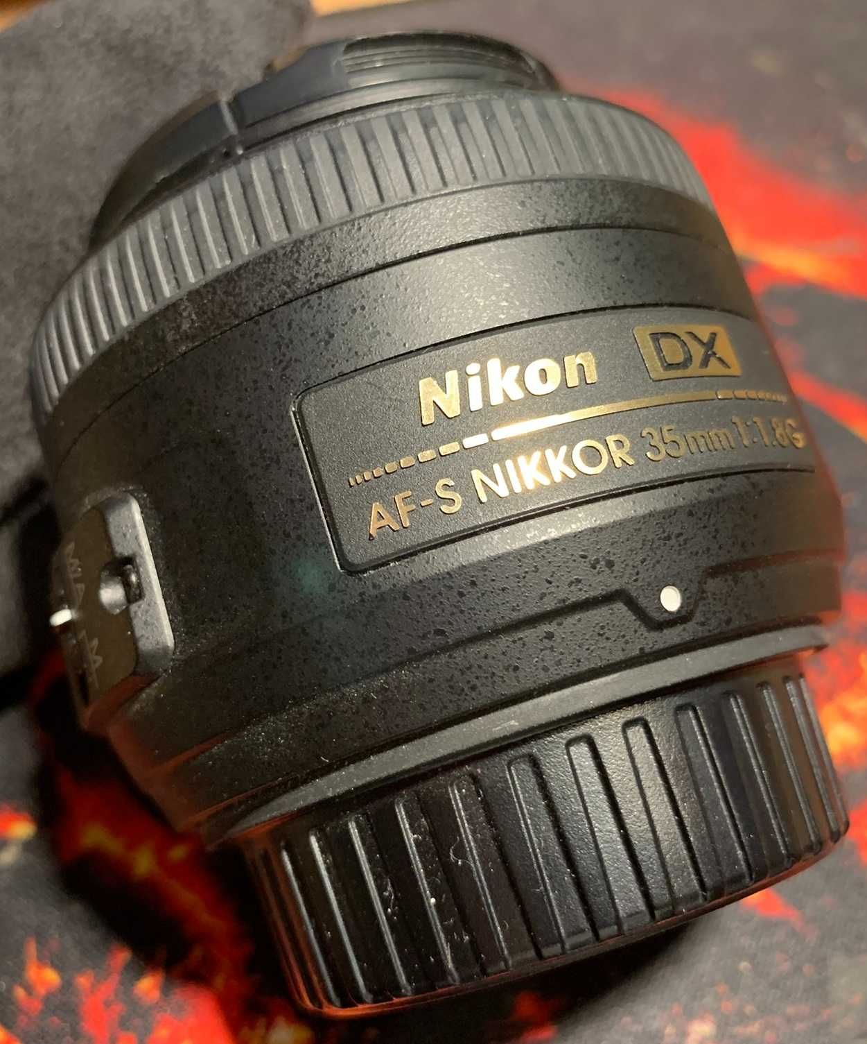 Nikon D5600 + Nikkor 18-140mm + Nikkor 35mm + torba