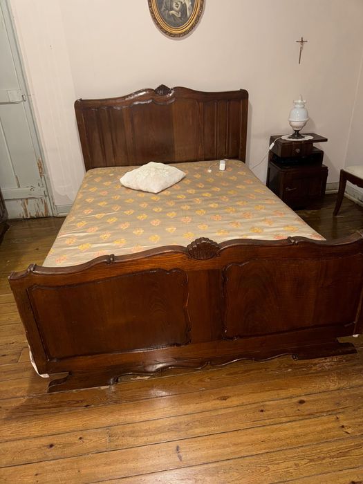 Cama de casal em madeira com colchão