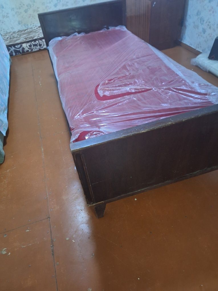 Продам полутораспальную кровать.