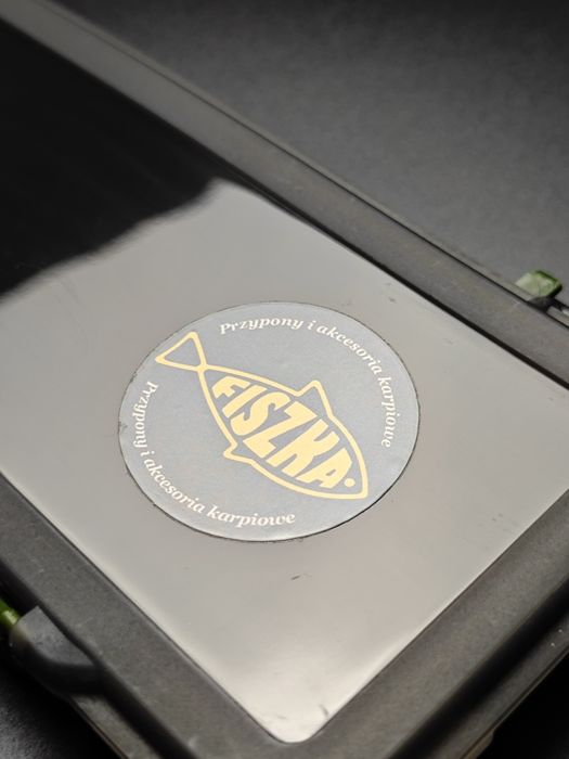 Na prezent Zestaw 8 sztuk przyponów karpiowych w piórniku