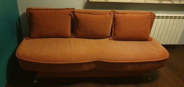 Rozkładana sofa ze schowkiem na pościel