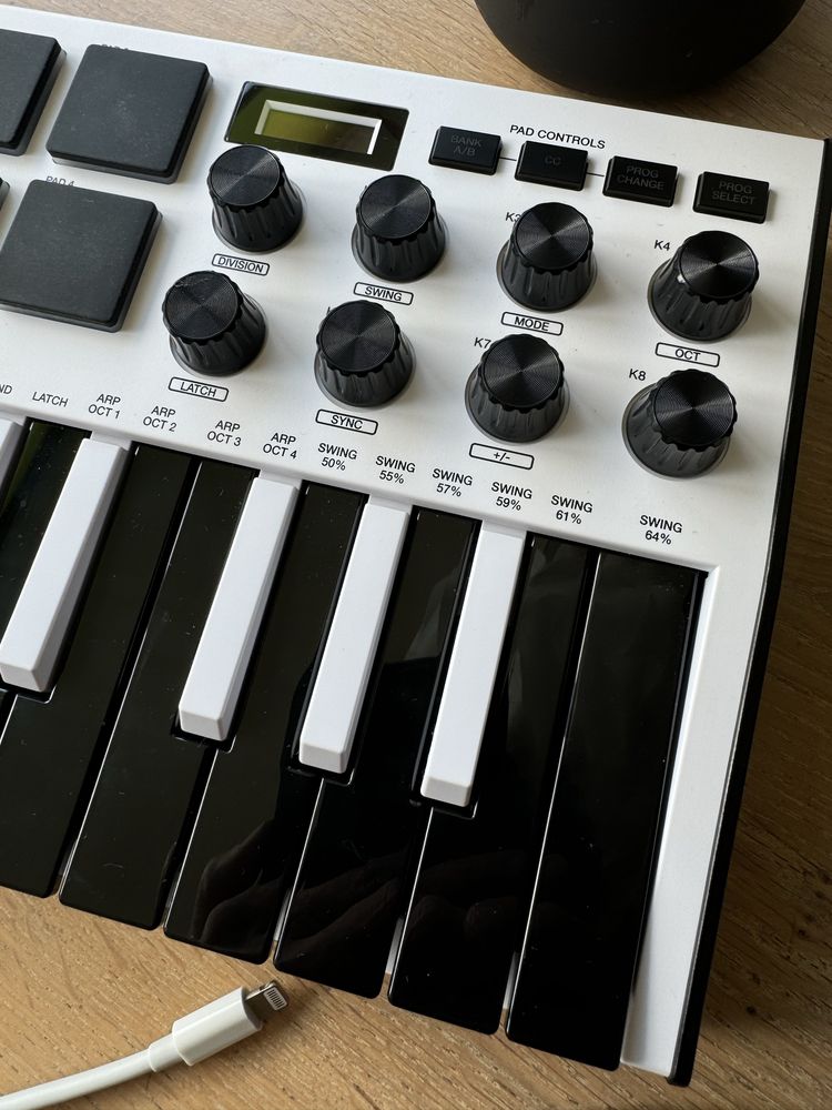 AKAI MPK Mini white + кабель до iPad