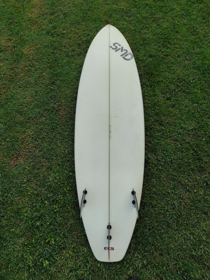 Prancha de Surf 6'1 com quilhas e capa
