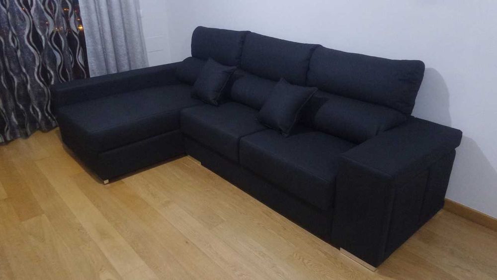 Sofa chaise com baú elevatório + 2 puffs NOVO