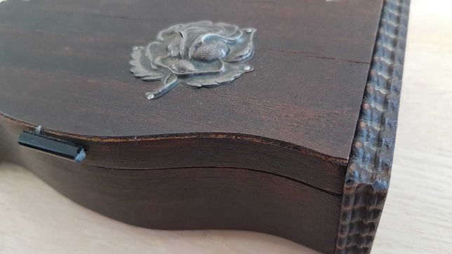 Caixa de joias em madeira forrada com aplicação metálica