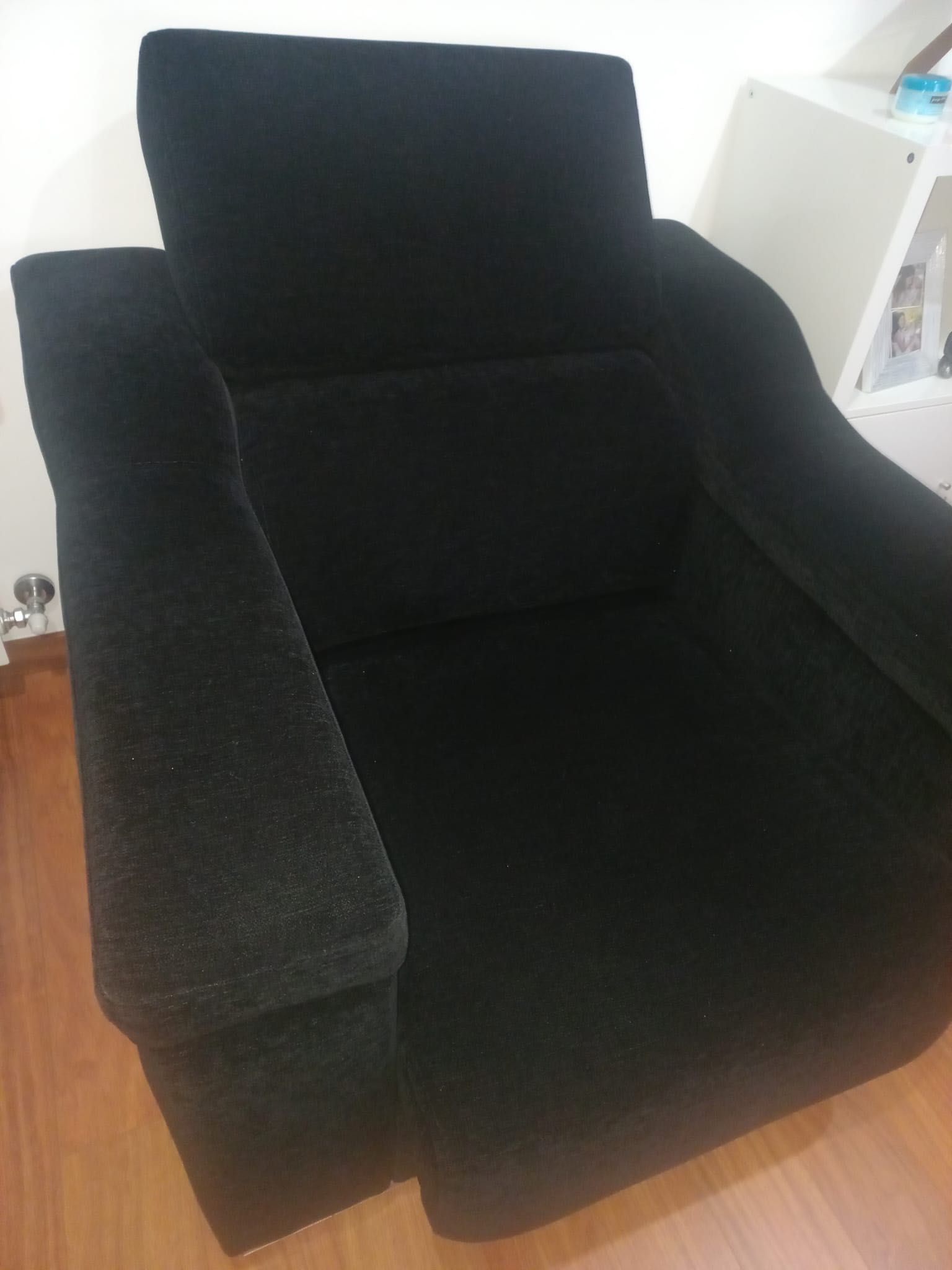 Sofá preto com acento deslizante