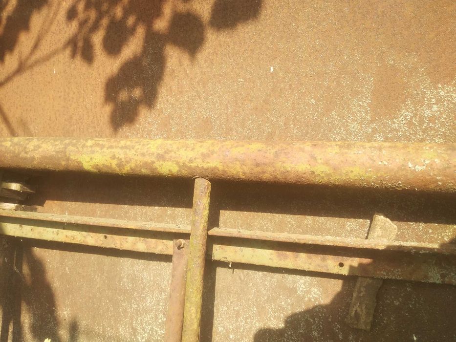 Продам лестницу, длина больше 3 метра, листы железа.