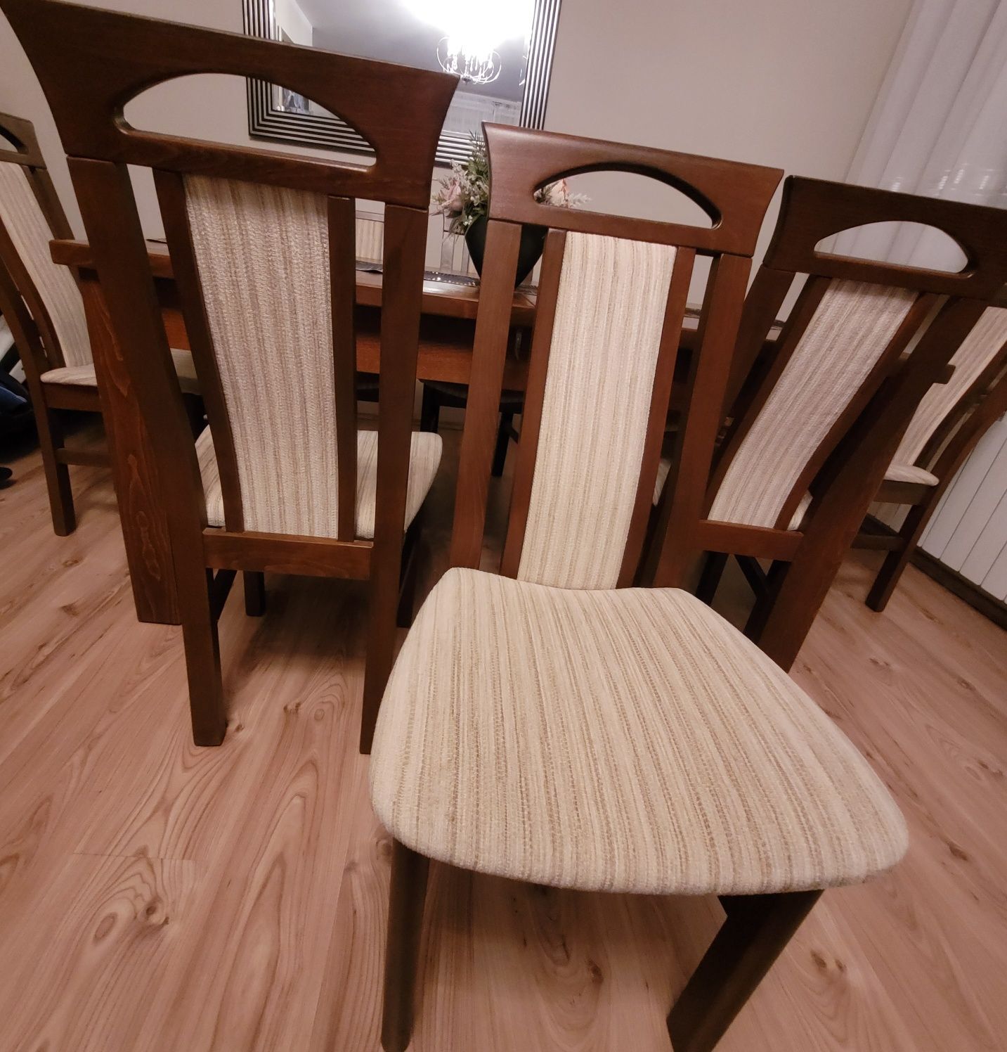 Drewniany Stół do salonu  wraz z 8 krzesłami