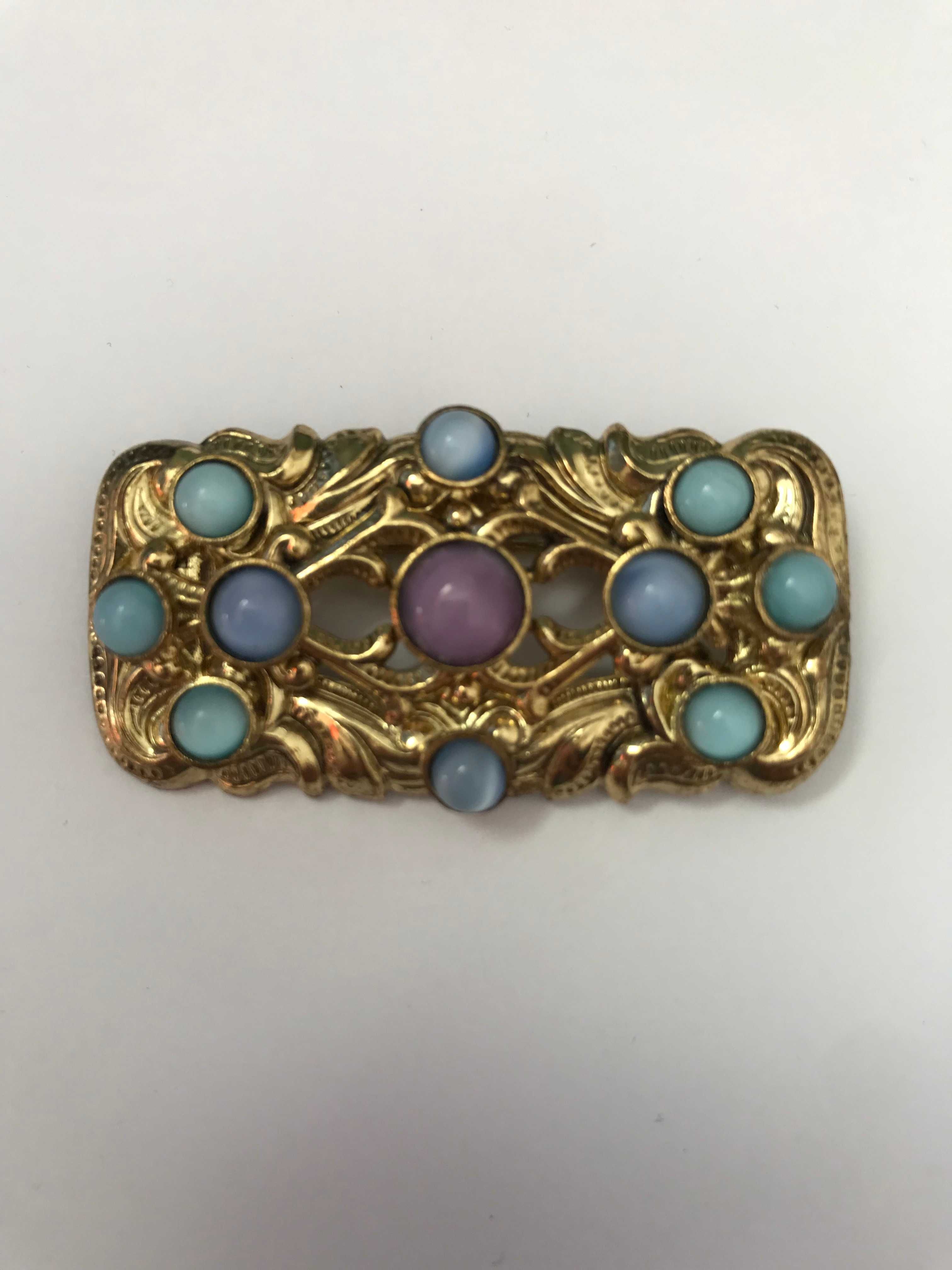 Stara broszka z niebieskimi i fioletowymi kryształkami brosza retro