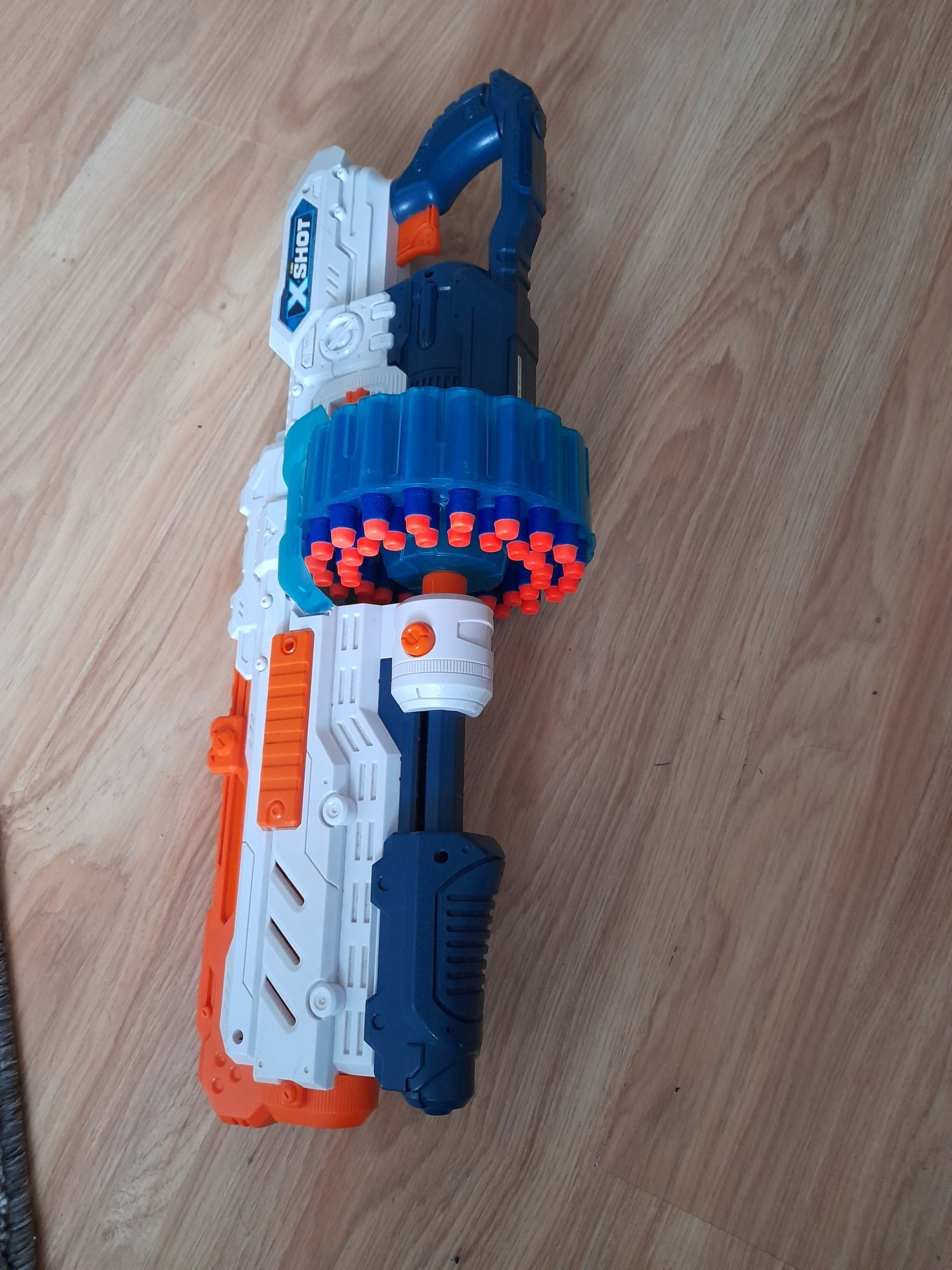 Spszedam  pistolet  xshot  jak nowy  tak jest sprawny tylko niedzial