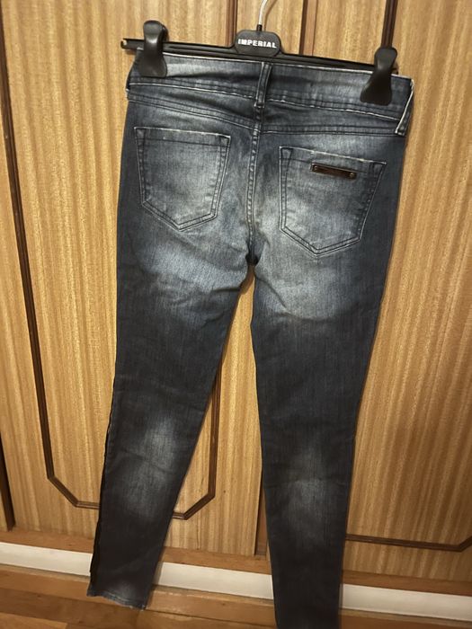 Calças de ganga Colcci com missangas pretas dos lados,novas,36-10€