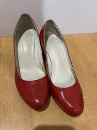 Жіночі туфлі лаковані червоні