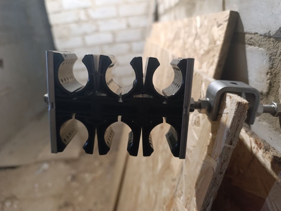 Кабельный зажим для шести фидеров