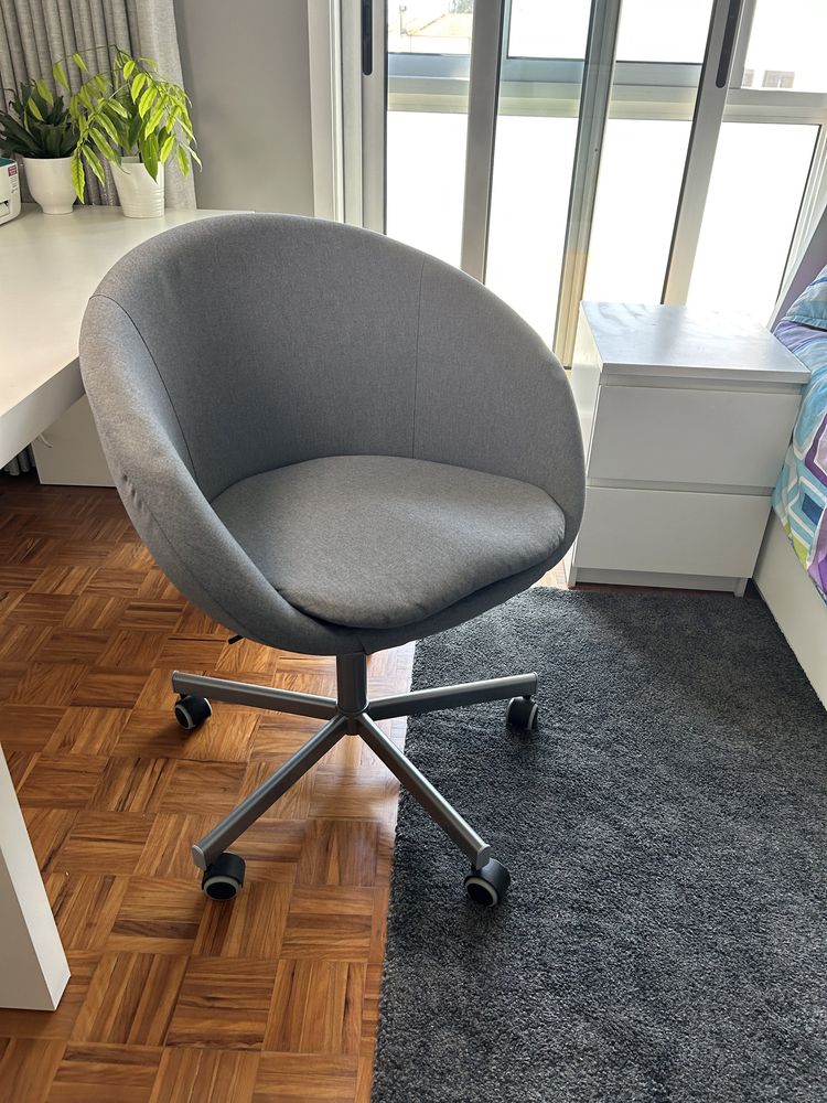 Cadeira giratória cinzenta de escritório