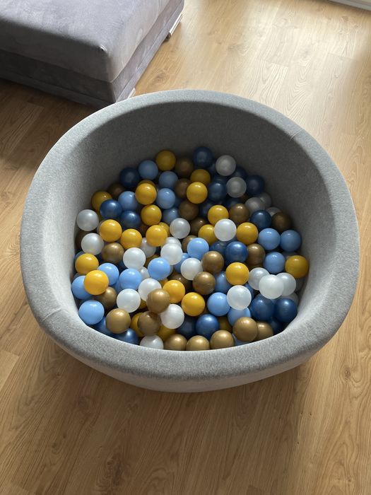 Suchy basen z kulkami dla dziecka