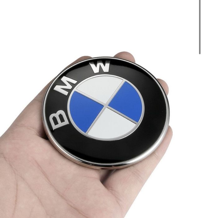 Эмблемах сине-белая BMW