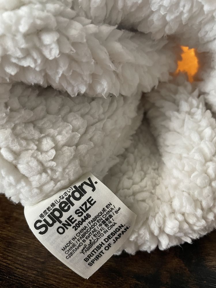Czapka Superdry beżowa r. uniwersalny