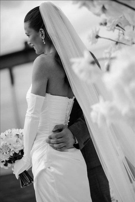 Весільна сукня з розрізом та шлейфом