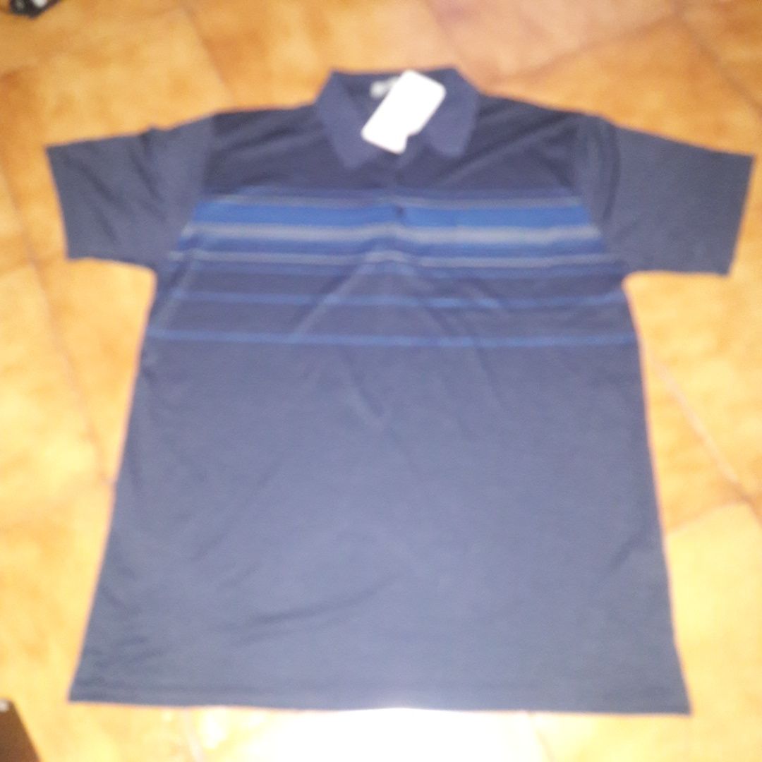 Polo t-shirt azul com bolso novo.