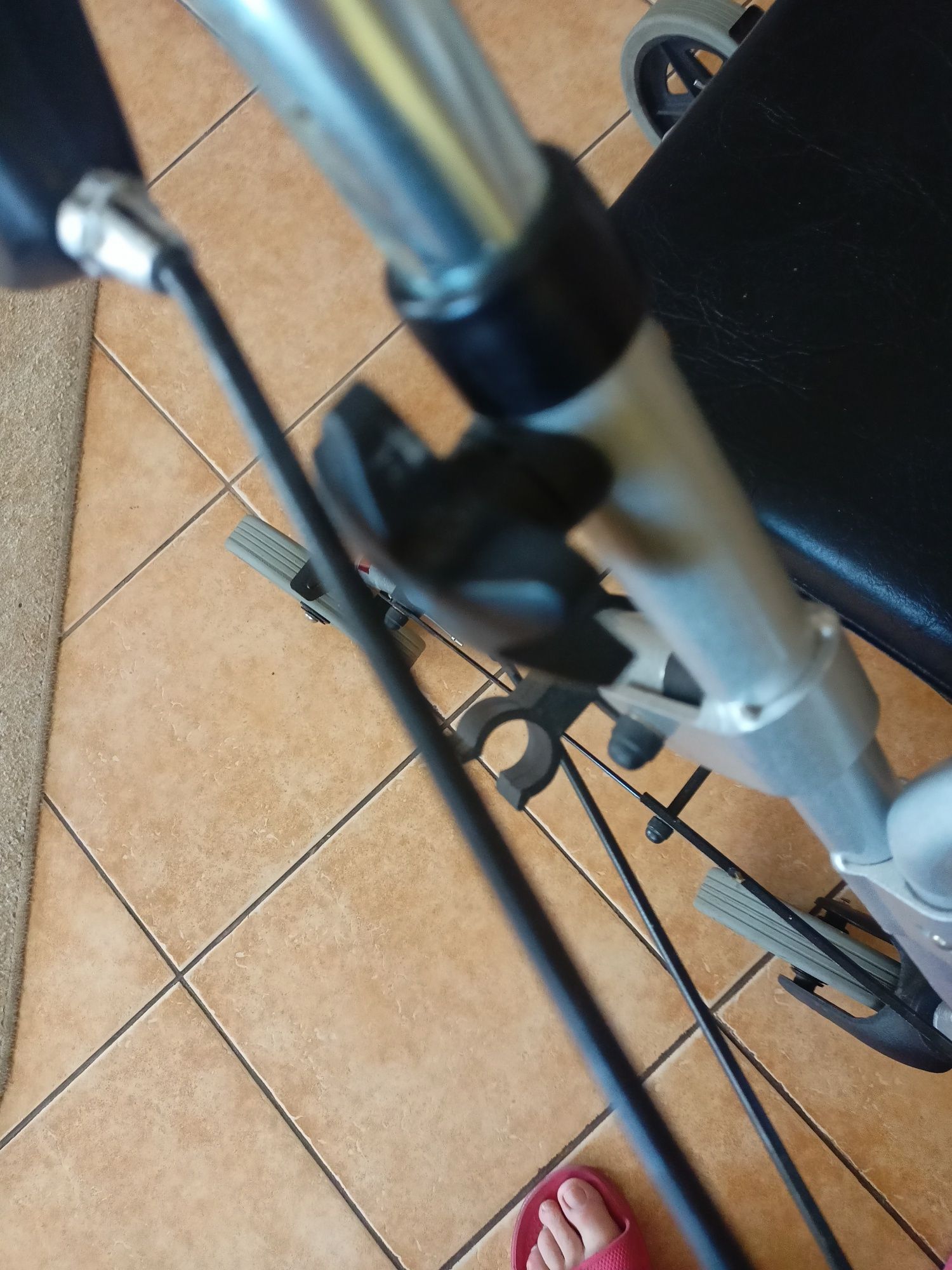Chodzik z siedziskiem , wyrób medyczny, aluminiowy, b.lekki.