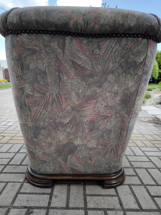 Fotel obity tapicerką do pokoju