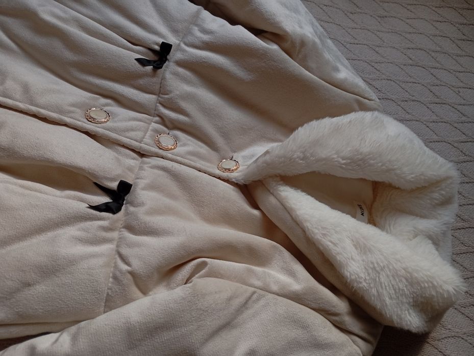 Elegancki NOWY śmietankowy płaszczyk 6L ocieplany z futerkiem