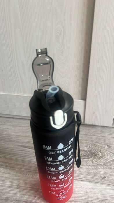 Butelka motywacyjna 750 ml z rurką – Gradient czarno-czerwony | Z miar