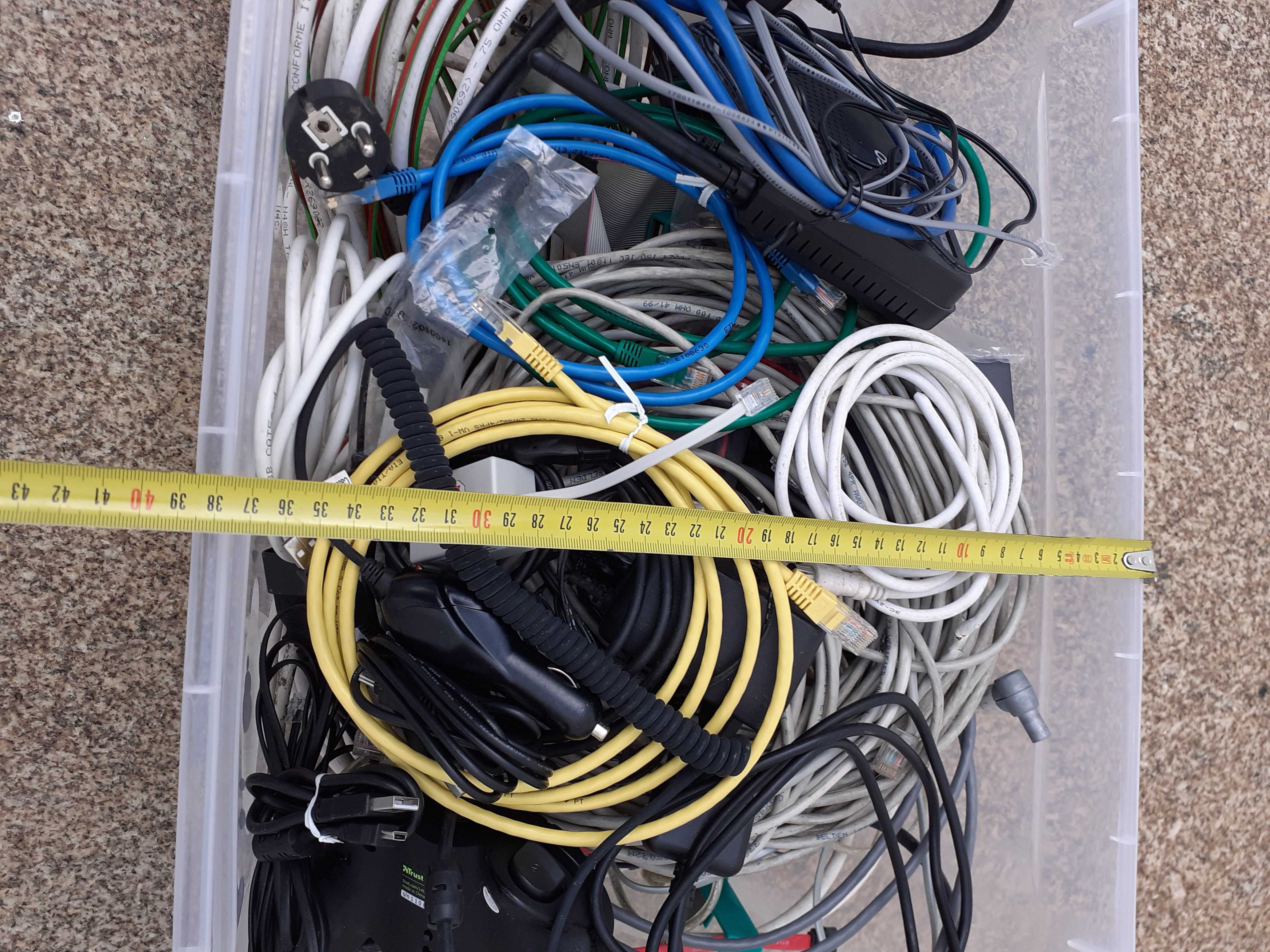 Caixa cheia com diferentes tipos de cabos