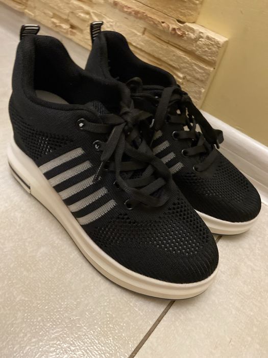 Отдам  бесплатно кроссовки 37 р 24,5 см