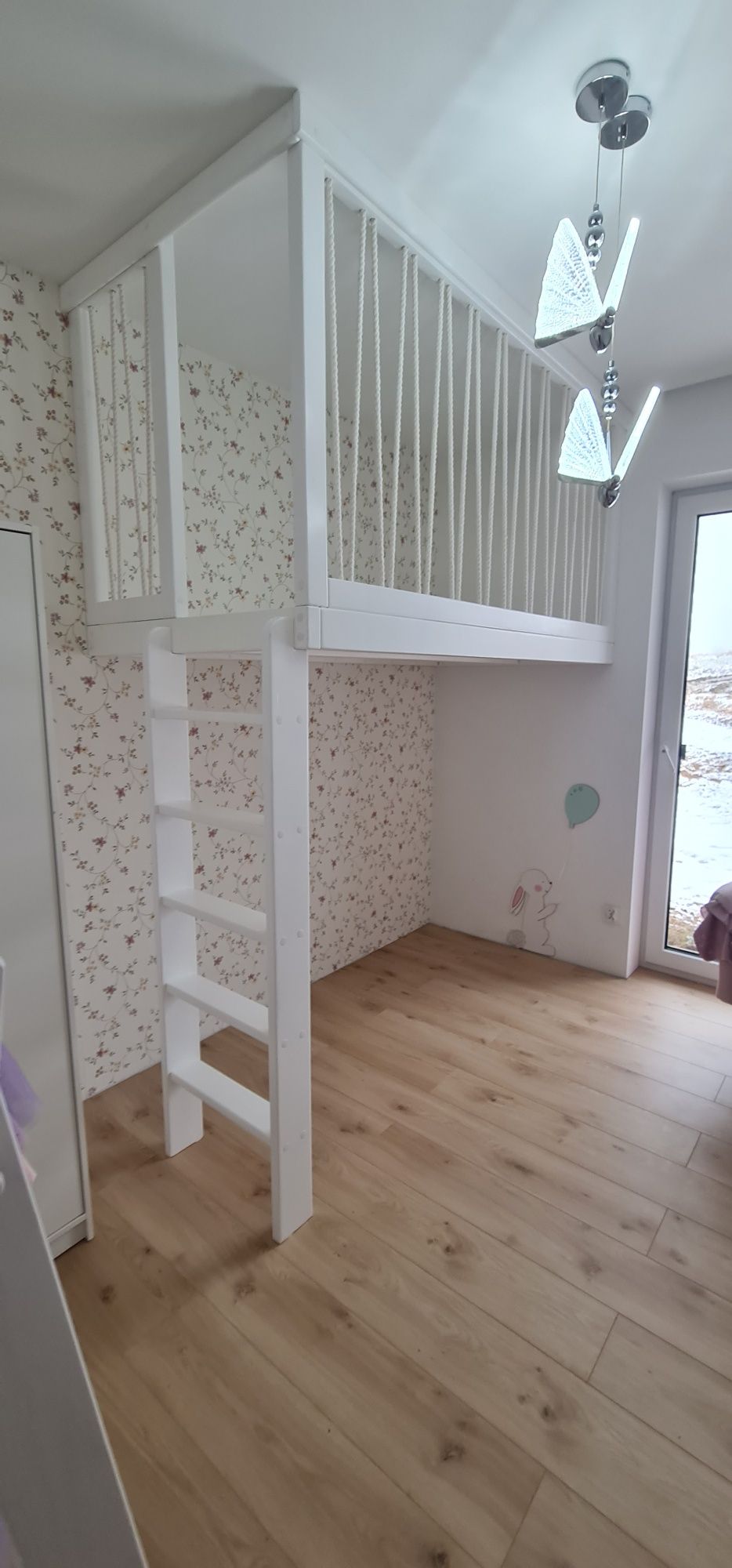 Łóżko piętrowe na antresoli z liną