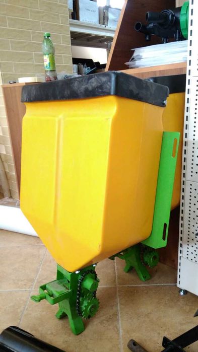 Бачок на міндобриво саджалки сажалки Бомет