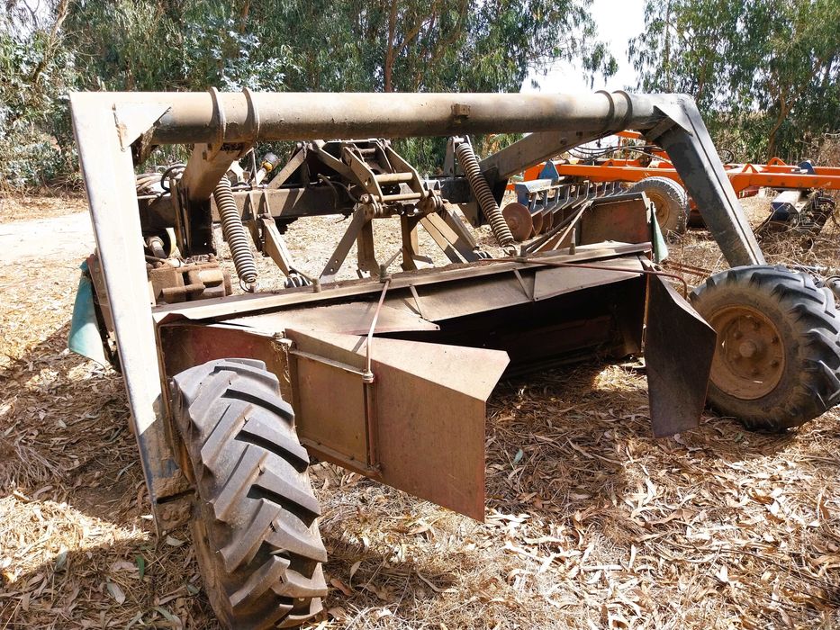 Reboque Autocarregante, Juntadores, Espalhador, Gadanheira