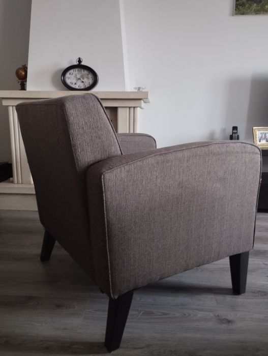 Duas Poltronas castanhas iguais