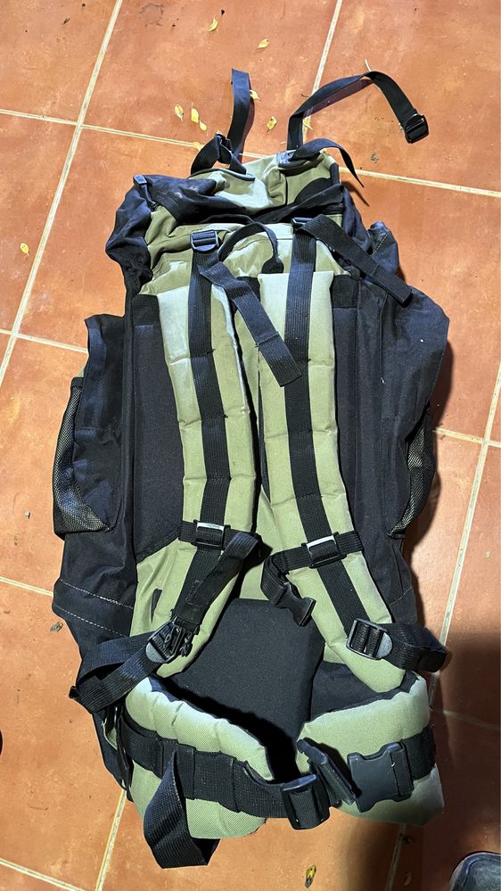 Mochila acampar em bom estado 65 l