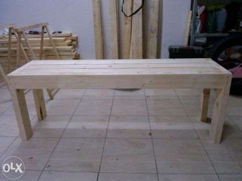 Vários bancos corridos em madeira.