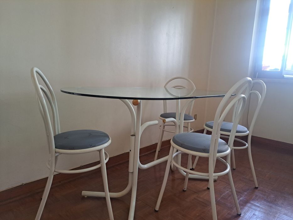 Mesa de vidro com 4 cadeiras