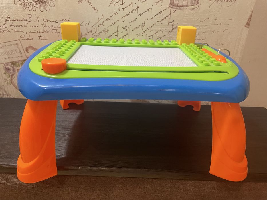 детский столик для рисования с цветной магнитной доской