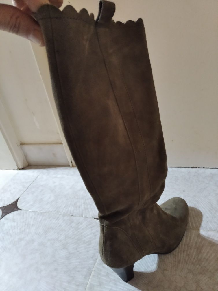 Botas novas em pele 37