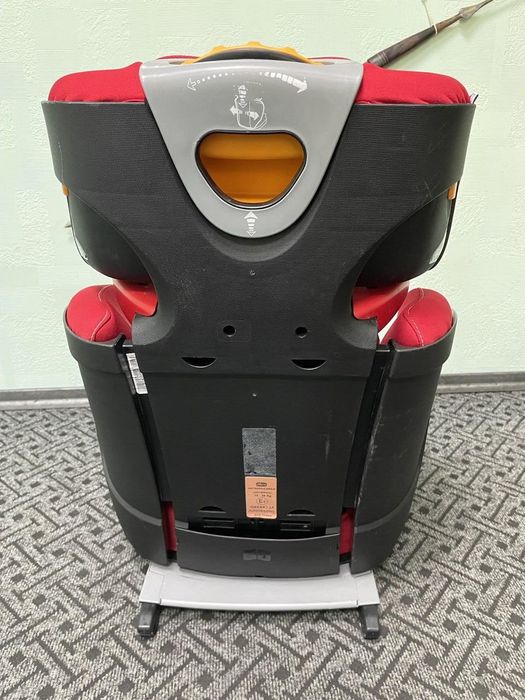 Продам автокресло детское Chicco ARTSANA GROUP UNIVERSAL 15-36KG F4