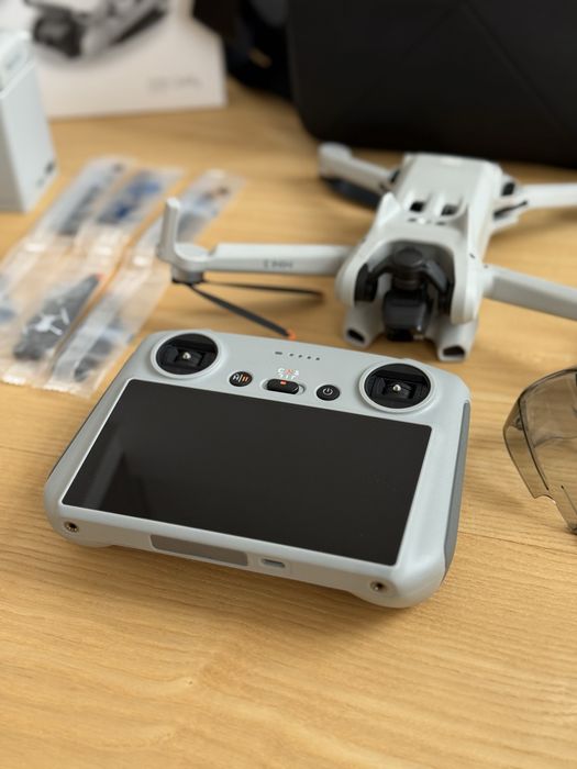 Dron DJI Mini 3 Fly More Combo (DJI RC)