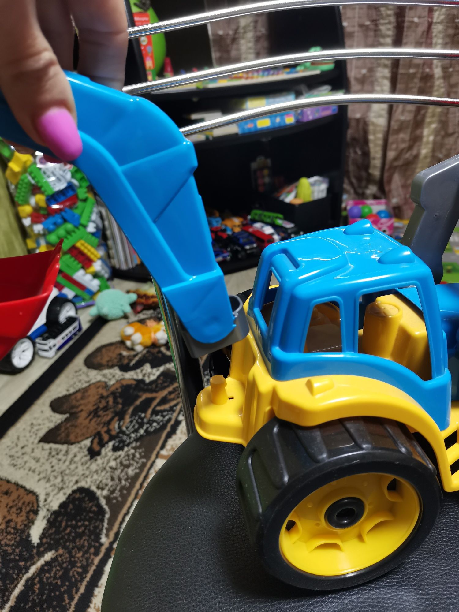 Іграшка трактор з ковшами