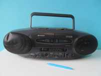 Stary radio-magnetofon SHARP  WQ-CD220L. Boombox do garażu, na budowe